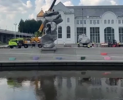 🤓Какашку демонтируют в центре Москвы