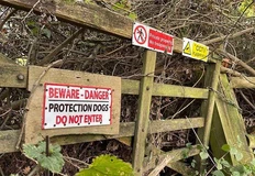 🤓В британском графстве Хертфордшир пара Дэвид Мур и Доун Карнелл купила особняк за £1,2 млн и перекрыла тропу, которой местные жители пользовались более ста лет