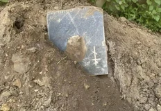 🤓В Чертаново ЖКХ-шники благоустраивают двор кладбищенской землицей с кусками могильных плит