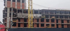 🤓Этим утром в одном из строящихся корпусов ЖК «Депо» в Екатеринбурге  обрушились два этажа.  Журналистам сообщили в «Бруснике», что на объекте упали балконные конструкции, они еще не были закреплены.  Подрядчик (застройщик не виноват, акцентируем) неправильно установил поддерживающую опалубку, никто не пострадал.