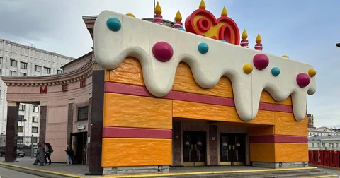 🤔Московский метрополитен украшает станции к собственному юбилею. Нам кажется, серьезной организации это недостойно — а вот «команде Хедлайнера» в качестве офиса прода подошел бы идеально