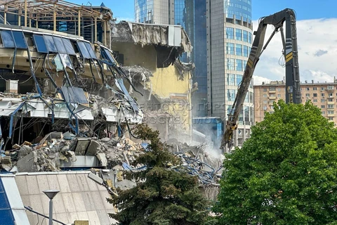 🤓А вот вам и снос части моста Багратион в Сити. Который когда-то было новостройкой Москвы, а сейчас — старье лужковской эпохи.