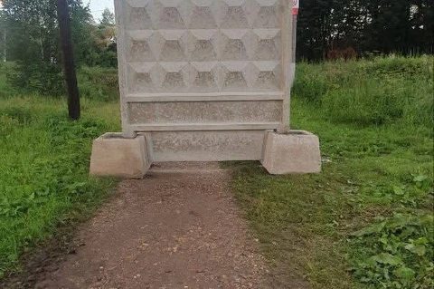 😂А вот воскресный прикол из Наро-Фоминска. Коммунальные службы перекрывают хаотично протоптанные населением тропы через железнодорожные пути2