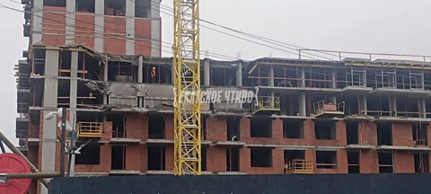 🤓Этим утром в одном из строящихся корпусов ЖК «Депо» в Екатеринбурге  обрушились два этажа.  Журналистам сообщили в «Бруснике», что на объекте упали балконные конструкции, они еще не были закреплены.  Подрядчик (застройщик не виноват, акцентируем) неправильно установил поддерживающую опалубку, никто не пострадал.