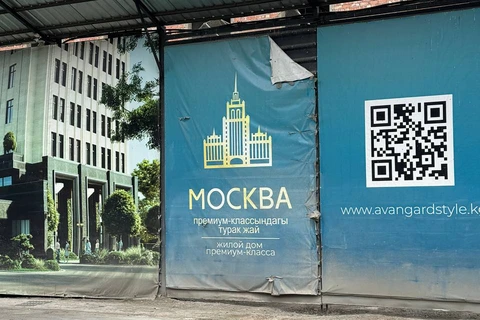 🤓Редакция продолжает путешествие по Кыргызстану. Вот, например, ЖК в виде московских высоток с соответствующим названием «Москва»1