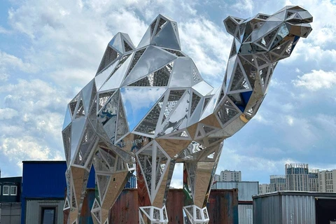 🤓Невероятно, но факт! В Питере, на намыве Васильевского острова появился стеклянный верблюд